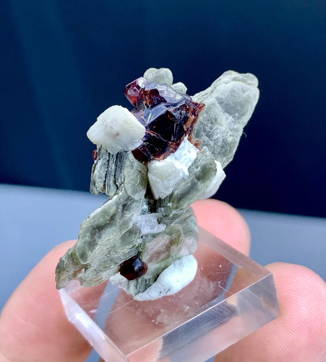 Garnet Crystals on Mica from Pakistan - 38 carats