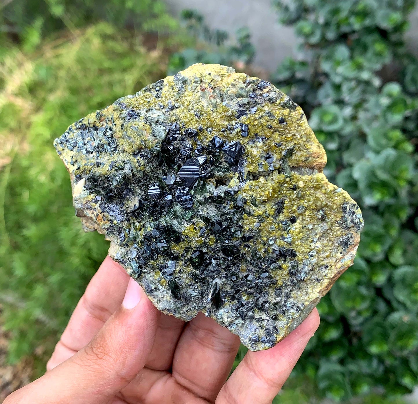 Natural Magnatite Crystal With Diopside And Epidot From Pakistan 327 Gram