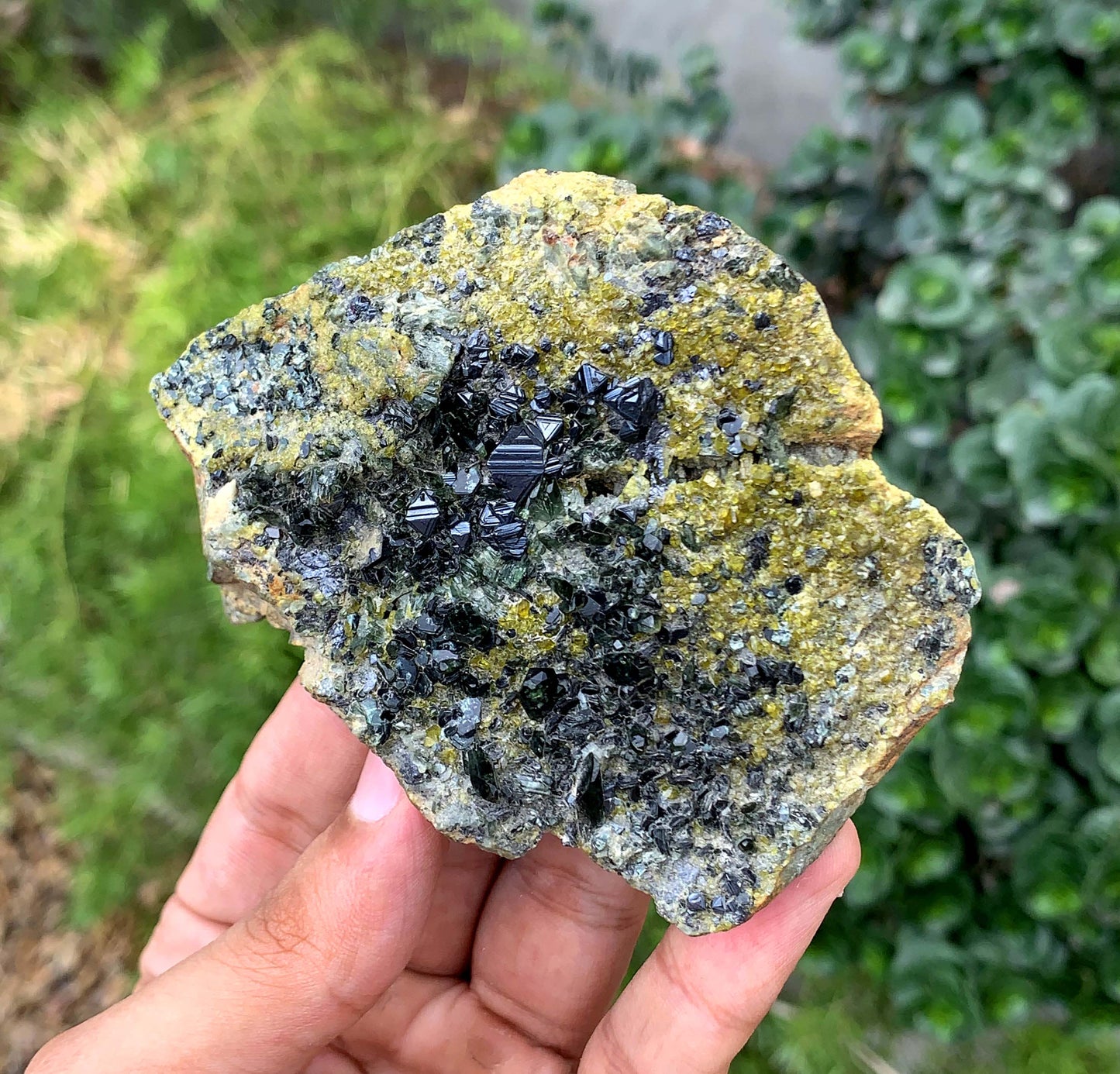 Natural Magnatite Crystal With Diopside And Epidot From Pakistan 327 Gram
