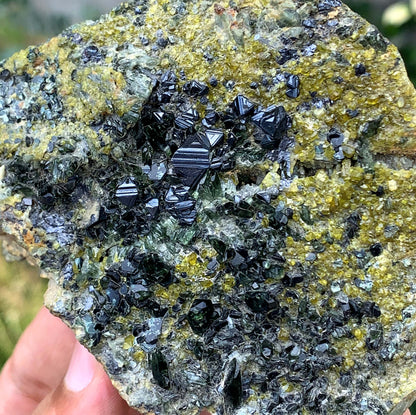 Natural Magnatite Crystal With Diopside And Epidot From Pakistan 327 Gram