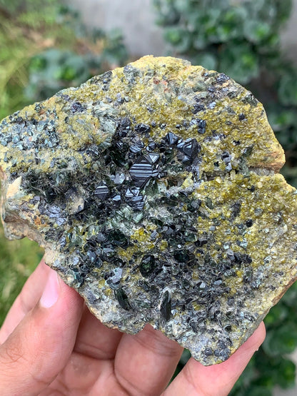 Natural Magnatite Crystal With Diopside And Epidot From Pakistan 327 Gram