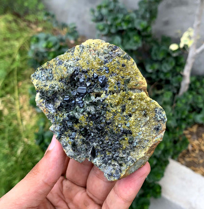 Natural Magnatite Crystal With Diopside And Epidot From Pakistan 327 Gram