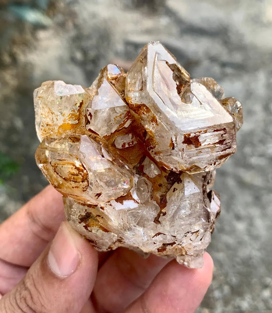 Clay included window Quartz from Pakistan - 149 gram
