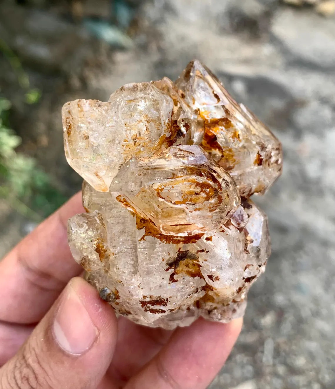 Clay included window Quartz from Pakistan - 149 gram