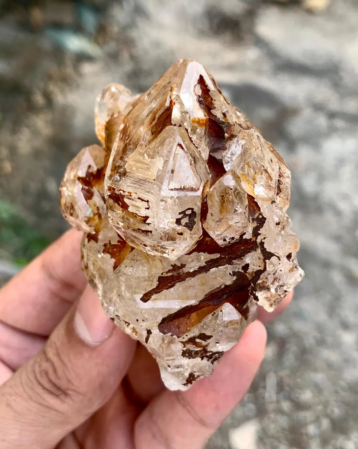 Clay included window Quartz from Pakistan - 149 gram