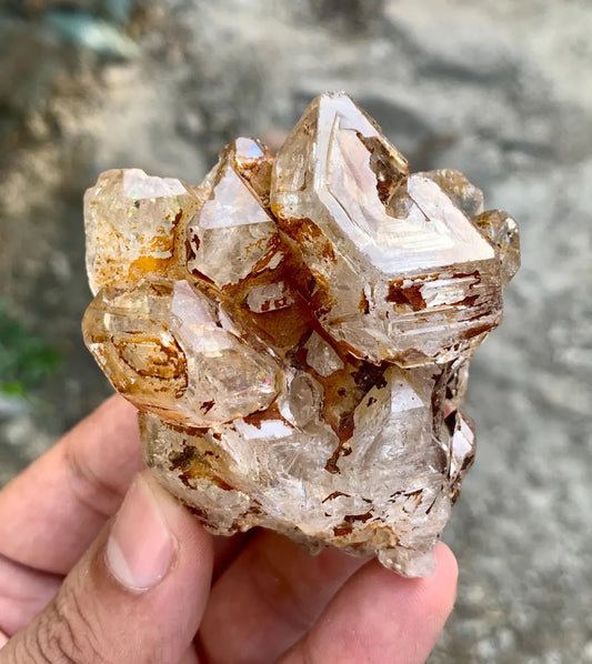 Clay included window Quartz from Pakistan - 149 gram