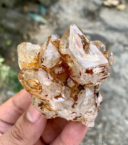 Clay included window Quartz from Pakistan - 149 gram